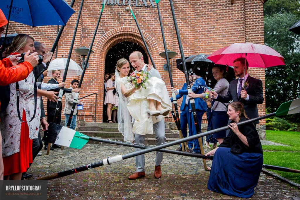 bruden løftes af gommen Vedbæk Kirke