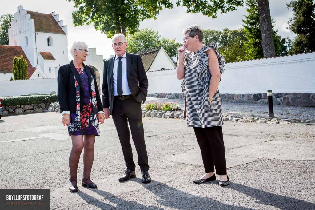 bryllupsgæster udenfor Greve Kirke